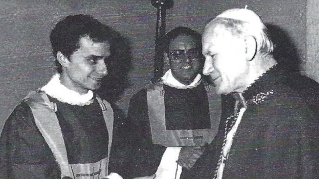 Brook81597834's tweet photo. La rencontre de Saint Jean-Paul II avec un jeune prêtre Robert Prevot 1982.
[Voici 2 papes sur la même photos 64 ans plus tard]
Émouvant. https://t.co/eZ4zEsPYkE