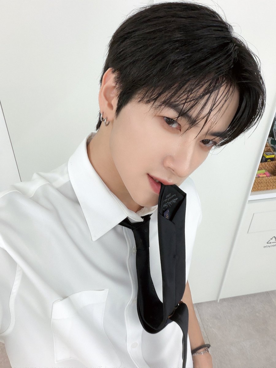 TRENDZ_OFFCL's tweet photo. [#윤우] 추석 윤우 세트🐺🖤

#FROM_TRENDZ #TO_FRIENDZ #TRENDZ #트렌드지 https://t.co/49YkdNiP81