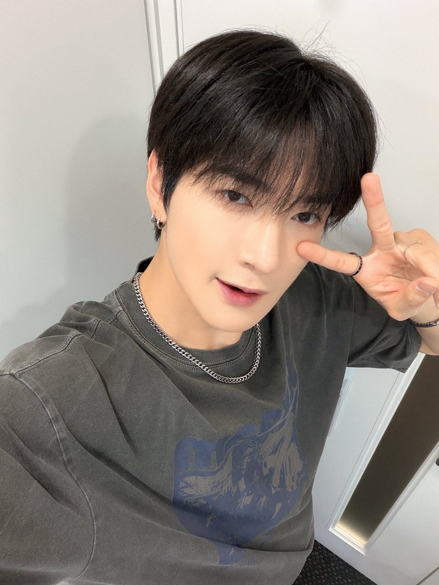 TRENDZ_OFFCL's tweet photo. [#윤우] 추석 윤우 세트🐺🖤

#FROM_TRENDZ #TO_FRIENDZ #TRENDZ #트렌드지 https://t.co/49YkdNiP81