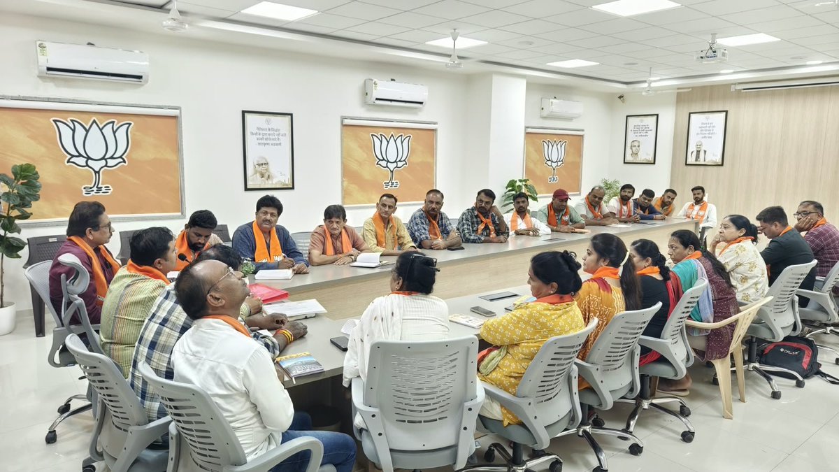 kiranraninga's tweet photo. આજરોજ ભારતીય જનતા પાર્ટી જુનાગઢ મહાનગર ગિરનાર કમલમ્ કાયૉલય મુકામે 25 વષૅ સેવા સંકલ્પ અભિમાન કાયૅક્રમ અતૅગત વડાપ્રધાન નરેન્દ્રભાઈ મોદીના આગામી કાયૅક્રમના આયોજન માટે બેઠક યોજાઈ હતી https://t.co/PGONor5Q13