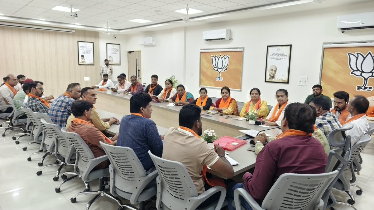 kiranraninga's tweet photo. આજરોજ ભારતીય જનતા પાર્ટી જુનાગઢ મહાનગર ગિરનાર કમલમ્ કાયૉલય મુકામે 25 વષૅ સેવા સંકલ્પ અભિમાન કાયૅક્રમ અતૅગત વડાપ્રધાન નરેન્દ્રભાઈ મોદીના આગામી કાયૅક્રમના આયોજન માટે બેઠક યોજાઈ હતી https://t.co/PGONor5Q13