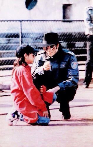 LiberianGirl779's tweet photo. “When @IAmBrettBarnes was called by the defense as their next witness, the blood left Tom Sneddon's face, and the man turned as white as a ghost. The DA couldn't believe that yet another young man was stepping forward to help Michael Jackson. Insiders knew that the prosecution was trying to hound people, people like Macaulay Culkin. Mesereau was informed that Santa Barbara sheriffs were knocking on the neighbors' doors of at least one key witness, which could have had an intimidating effect. Yet Jackson's friends were waltzing into court of their own free will.” Thank you Brett, we’ll never forget that you were there for Michael 💔