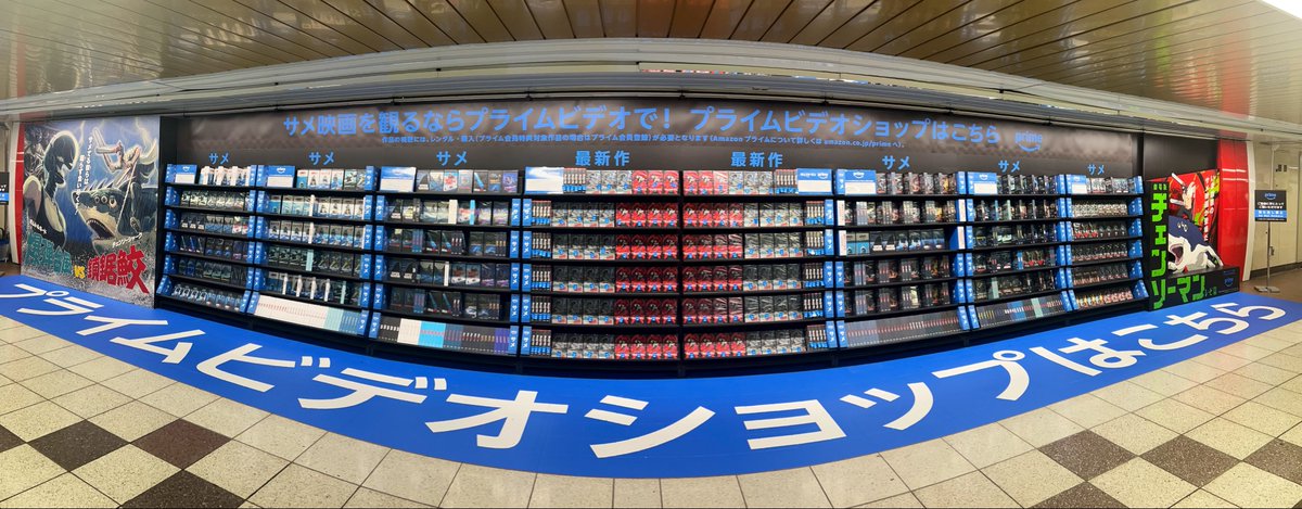 cccutthecrap's tweet photo. 新宿駅のチェンソーマンの広告神だった。レンタルビデオショップに見立てて実在のサメ映画とパロディ並べて、ビデオは実際に手に取れる🦈📼 https://t.co/OoNCAiW4AJ