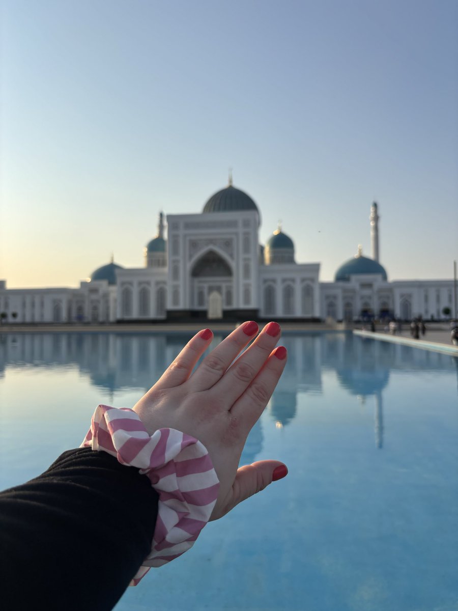 LadyElleFin's tweet photo. Mommy hat es sich so richtig gut gehen lassen auf Reisen, dass sie fast völlig abgetaucht ist. Aber jetzt nehm euch wieder ganz hart ran! Wem läuft schon der Sabber und er kann sich drauf aufgeilen, schön mein Sparschwein für die nächste Reise zu füllen? Spritz sofort ab! #goddessisback #findom #zahlschwein