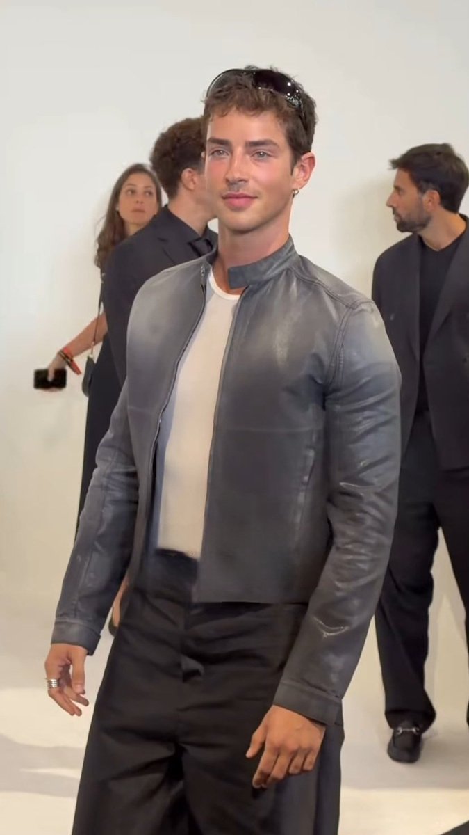 lenypiper's tweet photo. nossa ele acertou demais nesse look, ele tá lindíssimo!!! https://t.co/PnjIOnW0bq