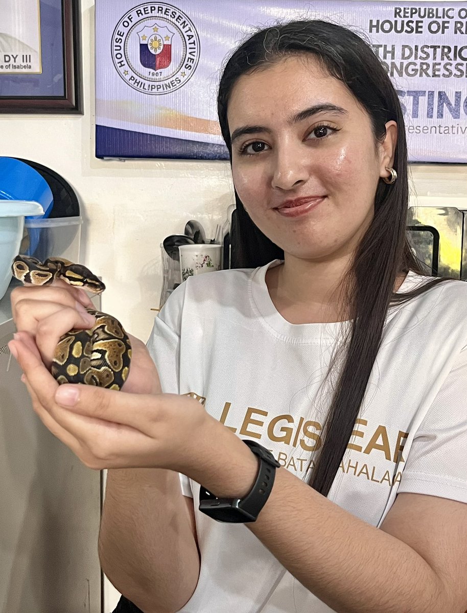 Aks10813's tweet photo. Feeling a little bold today… held a baby snake for the first time!🐍 https://t.co/SIJC90pGi1