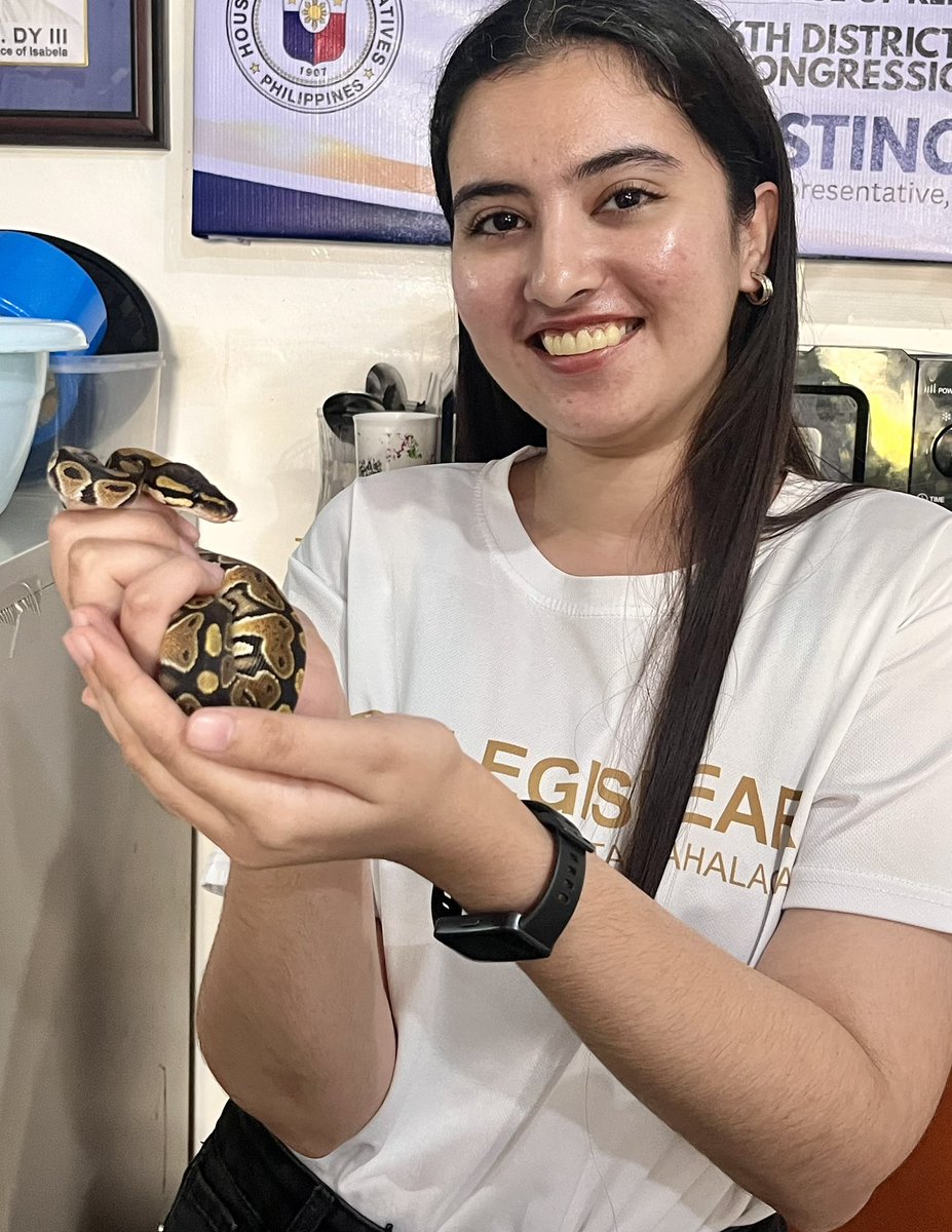 Aks10813's tweet photo. Feeling a little bold today… held a baby snake for the first time!🐍 https://t.co/SIJC90pGi1