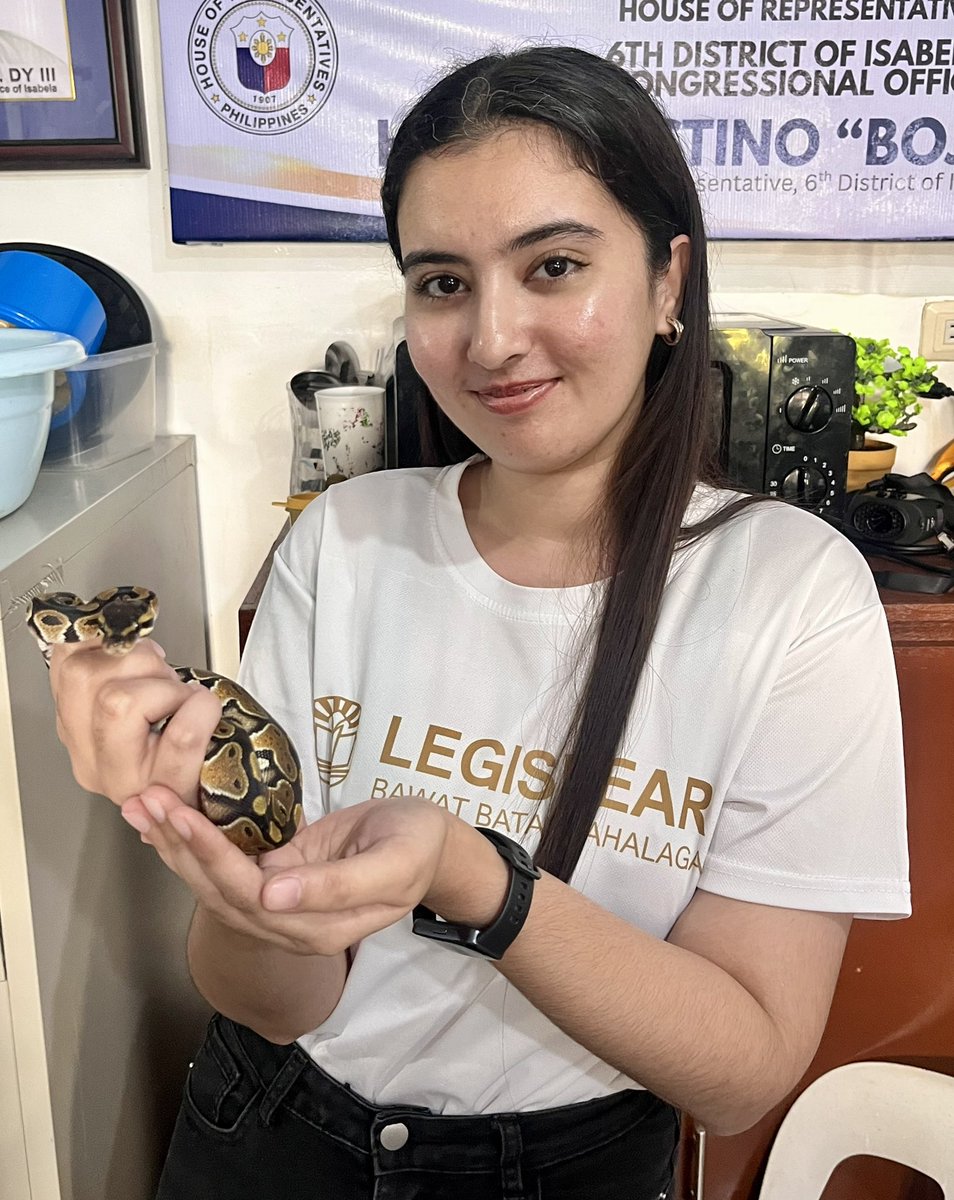 Aks10813's tweet photo. Feeling a little bold today… held a baby snake for the first time!🐍 https://t.co/SIJC90pGi1