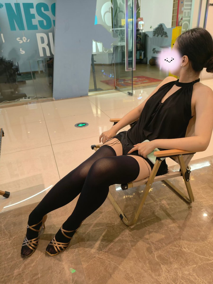 samc_howard's tweet photo. 今天在商场收获了无数目光，看得我都害羞了，还好有老公陪我，要不然都觉得社死... https://t.co/4HlkAJobwj