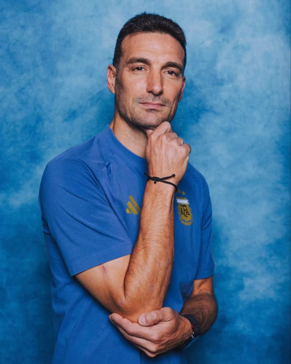 AlbicelesteTalk's tweet photo. 🚨 Lionel Scaloni: “I think Messi deserves the Ballon d’Or, of course he does. But I don’t think he’s too worried about it. 

"I don’t think it concerns him much. As long as he’s on a football pitch, it’s hard to say he doesn’t deserve it. I don’t think he’s worried about it, but we’ll see what happens.”