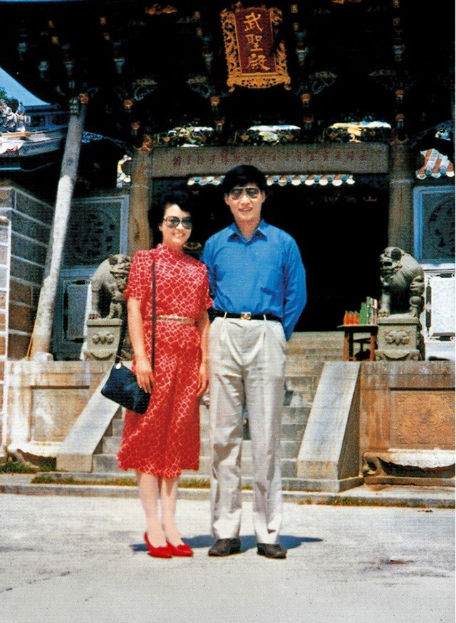 XueJia24682's tweet photo. ✨🇨🇳Xi Jinping and Peng Liyuan on Dongshan Island, Fujian province, East China, in 1987. https://t.co/YuxZwrBcZe