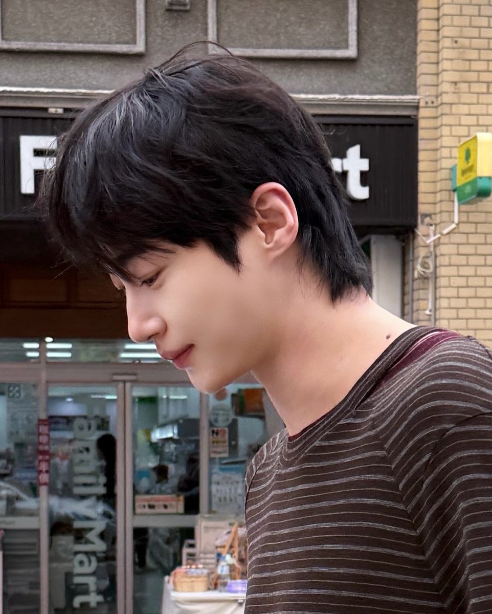 sneezing_b's tweet photo. 엥 진짜 얼굴 왜이래 너무 예뻐서 말이 안나와 https://t.co/dMPVZ5SfxC