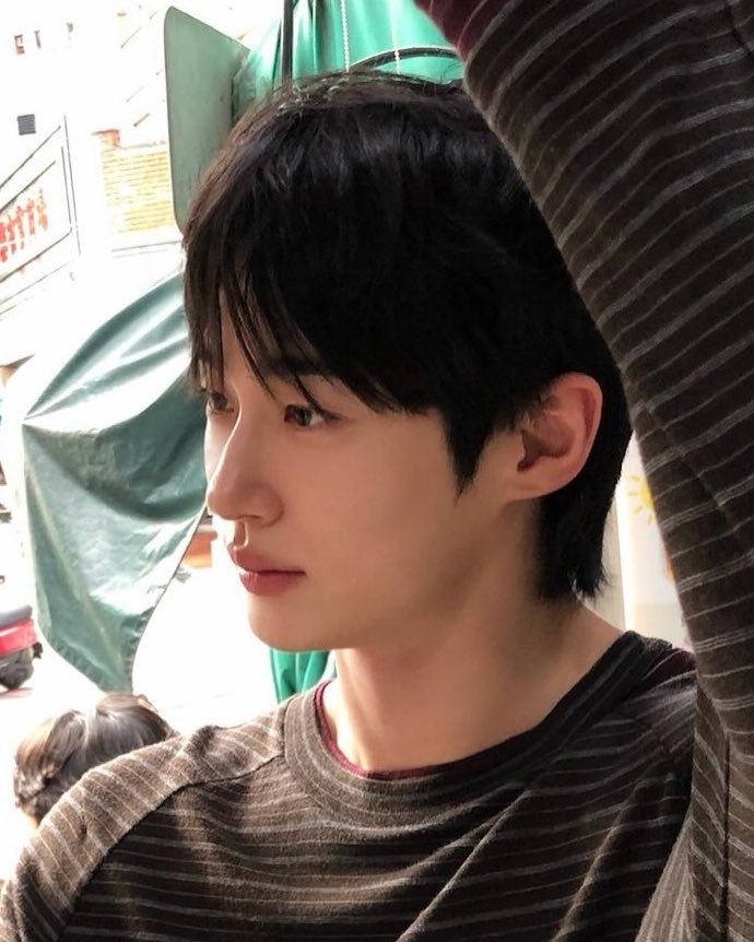 sneezing_b's tweet photo. 엥 진짜 얼굴 왜이래 너무 예뻐서 말이 안나와 https://t.co/dMPVZ5SfxC