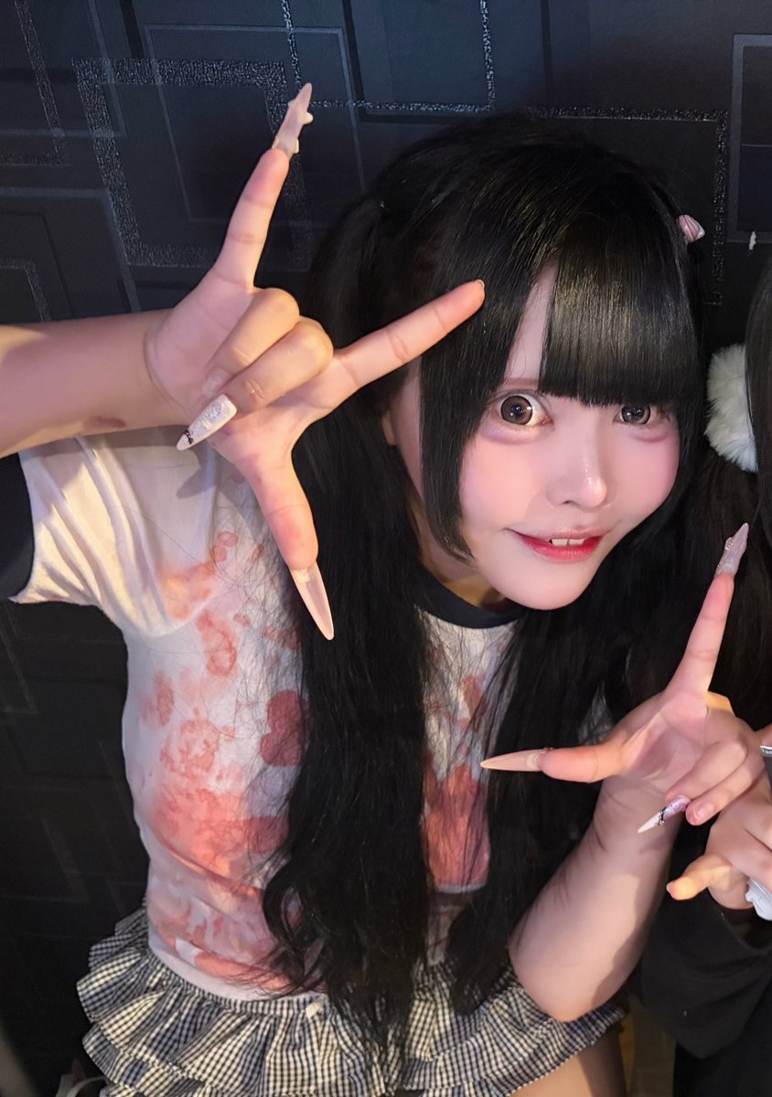 zclly_'s tweet photo. 寂しいくて悲しくて実感わかなくて
ずっと憧れて初めて女の子の推しができて

ワンマン行った時緊張してあんま声出せなかった時握ってくれて
みま来てくれてありがとうっていってくれて手が暖かくて

クリスマスいっしょにすごそーねって16日にはなしててたのしかった
だいすきだよえれめちゃんずっと https://t.co/i2cgemJUuq