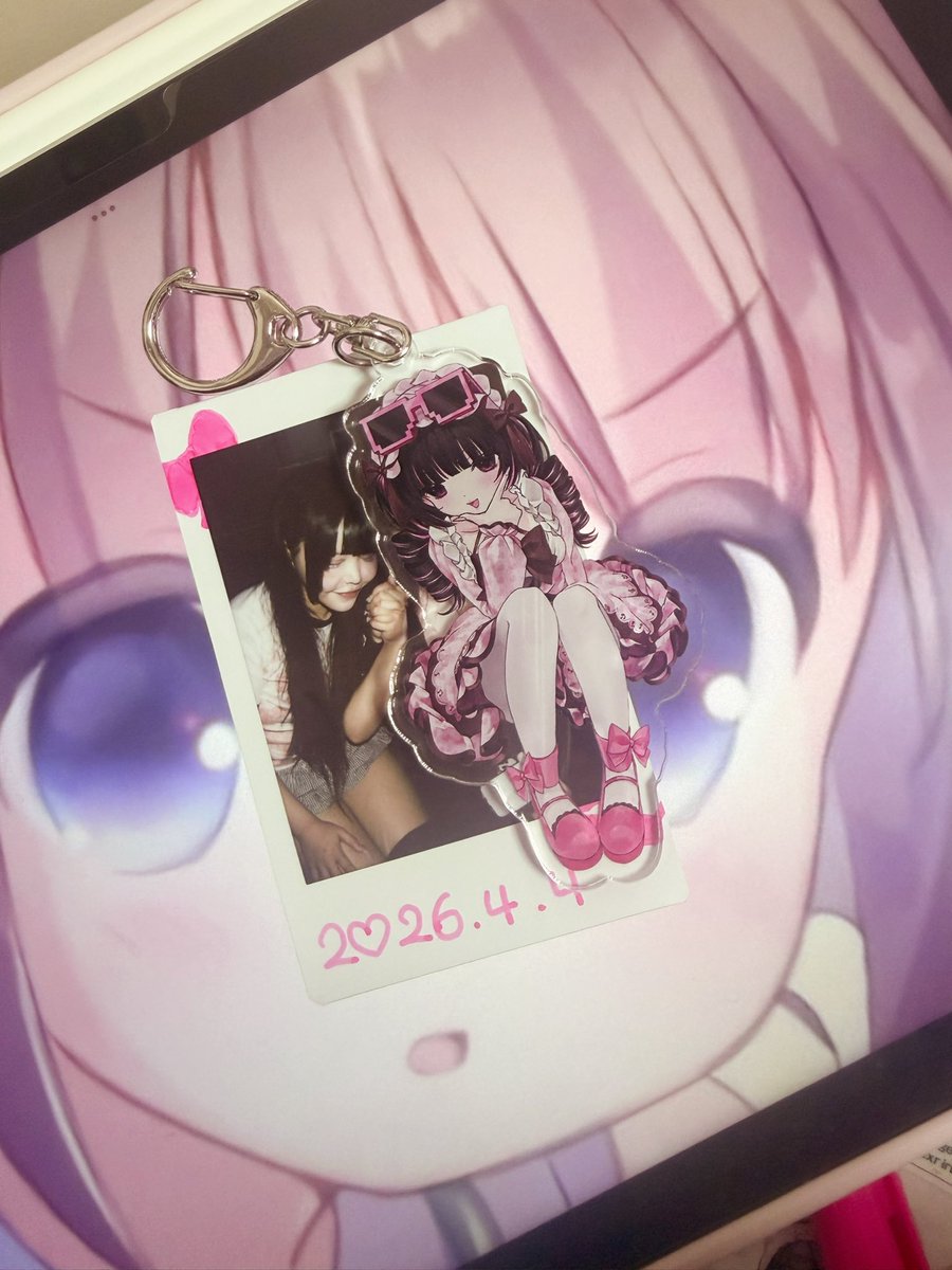 zclly_'s tweet photo. 寂しいくて悲しくて実感わかなくて
ずっと憧れて初めて女の子の推しができて

ワンマン行った時緊張してあんま声出せなかった時握ってくれて
みま来てくれてありがとうっていってくれて手が暖かくて

クリスマスいっしょにすごそーねって16日にはなしててたのしかった
だいすきだよえれめちゃんずっと https://t.co/i2cgemJUuq
