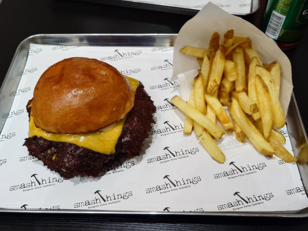 x_field_w's tweet photo. 今日は昼からハンバーガー食べてカフェでひと休憩して焼肉食べて……

食べてばかりの一日でした https://t.co/kNuxEF2wju