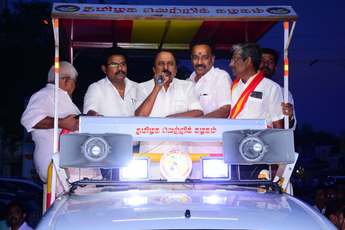 OfficeofminMRV's tweet photo. தாராபுரம் சட்டமன்ற இடைத்தேர்தல் பிரச்சாரத்தின் ஒரு பகுதியாக,இன்று கன்னிவாடி  பகுதியில் மாண்புமிகு வருவாய்த்துறை அமைச்சர்,
அண்ணன் திரு. @KASengottaiyan அவர்களுடனும்,
மாண்புமிகு துணை சபாநாயகர்,திரு.மு.ரவிசங்கர் அவர்களுடனும் இணைந்து, மதச்சார்பற்ற சமூக நீதி வெற்றிக் கூட்டணியின் வெற்றி வேட்பாளர்,திருமதி. P.சத்தியபாமா அவர்களுக்கு வெற்றி சின்னமாம் "விசில்" சின்னத்தில் வாக்குகள் சேகரித்தோம்.

பிரச்சாரம் செய்யும் இடமெல்லாம் தாய்மார்களும், பெரியோர்களும், இளைஞர்களும் எழுச்சியோடு திரண்டு வந்து நமக்கு அளித்த உற்சாக வரவேற்பு,நமது வேட்பாளரின் மாபெரும் வெற்றியை இப்போதே உறுதி செய்துவிட்டது.
#TVK #CMJosephVijay‌