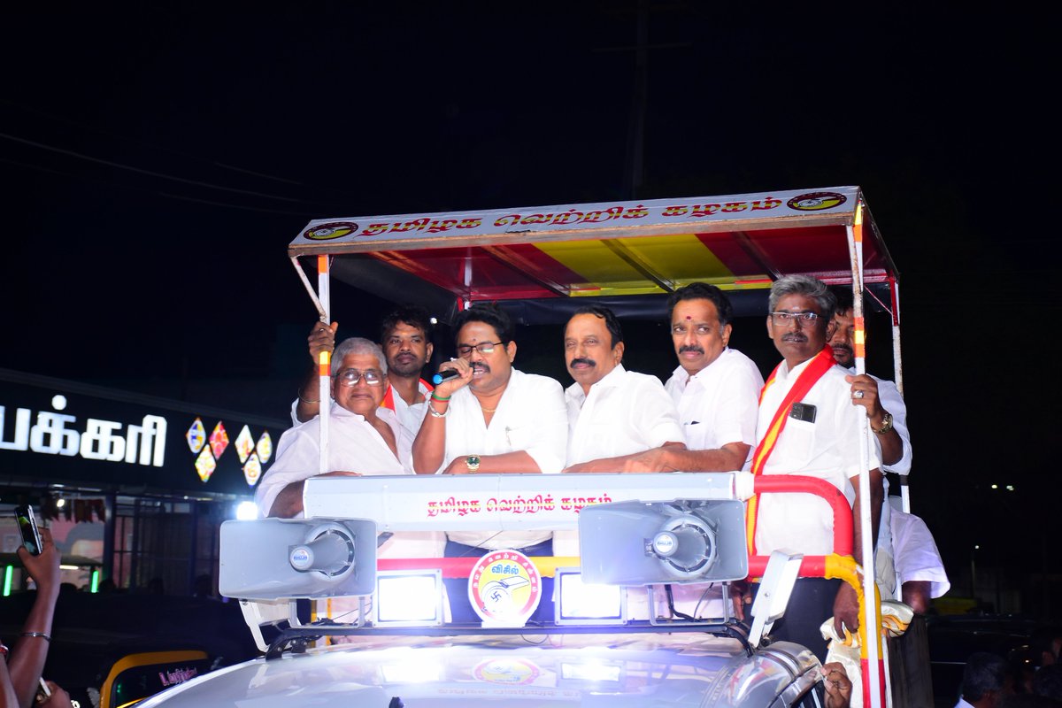 OfficeofminMRV's tweet photo. தாராபுரம் சட்டமன்ற இடைத்தேர்தல் பிரச்சாரத்தின் ஒரு பகுதியாக,இன்று கன்னிவாடி  பகுதியில் மாண்புமிகு வருவாய்த்துறை அமைச்சர்,
அண்ணன் திரு. @KASengottaiyan அவர்களுடனும்,
மாண்புமிகு துணை சபாநாயகர்,திரு.மு.ரவிசங்கர் அவர்களுடனும் இணைந்து, மதச்சார்பற்ற சமூக நீதி வெற்றிக் கூட்டணியின் வெற்றி வேட்பாளர்,திருமதி. P.சத்தியபாமா அவர்களுக்கு வெற்றி சின்னமாம் "விசில்" சின்னத்தில் வாக்குகள் சேகரித்தோம்.

பிரச்சாரம் செய்யும் இடமெல்லாம் தாய்மார்களும், பெரியோர்களும், இளைஞர்களும் எழுச்சியோடு திரண்டு வந்து நமக்கு அளித்த உற்சாக வரவேற்பு,நமது வேட்பாளரின் மாபெரும் வெற்றியை இப்போதே உறுதி செய்துவிட்டது.
#TVK #CMJosephVijay‌