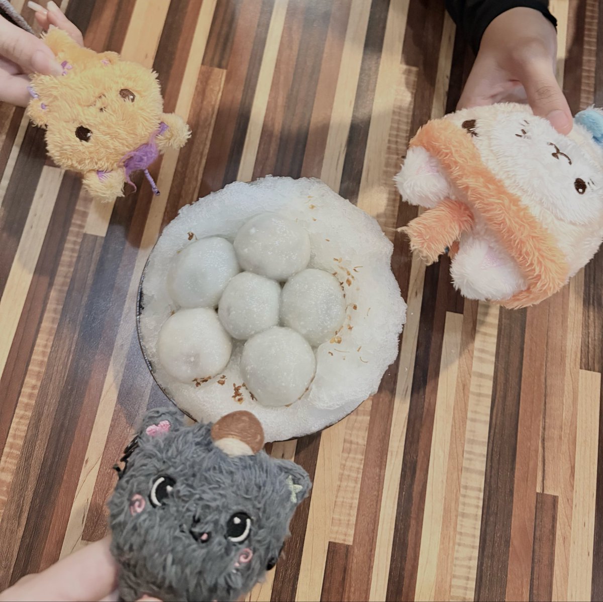 z4rnj's tweet photo. a cute &amp; wishful meet-up ✧˚ ༘ ⋆｡˚ https://t.co/OmInRoUB1Z