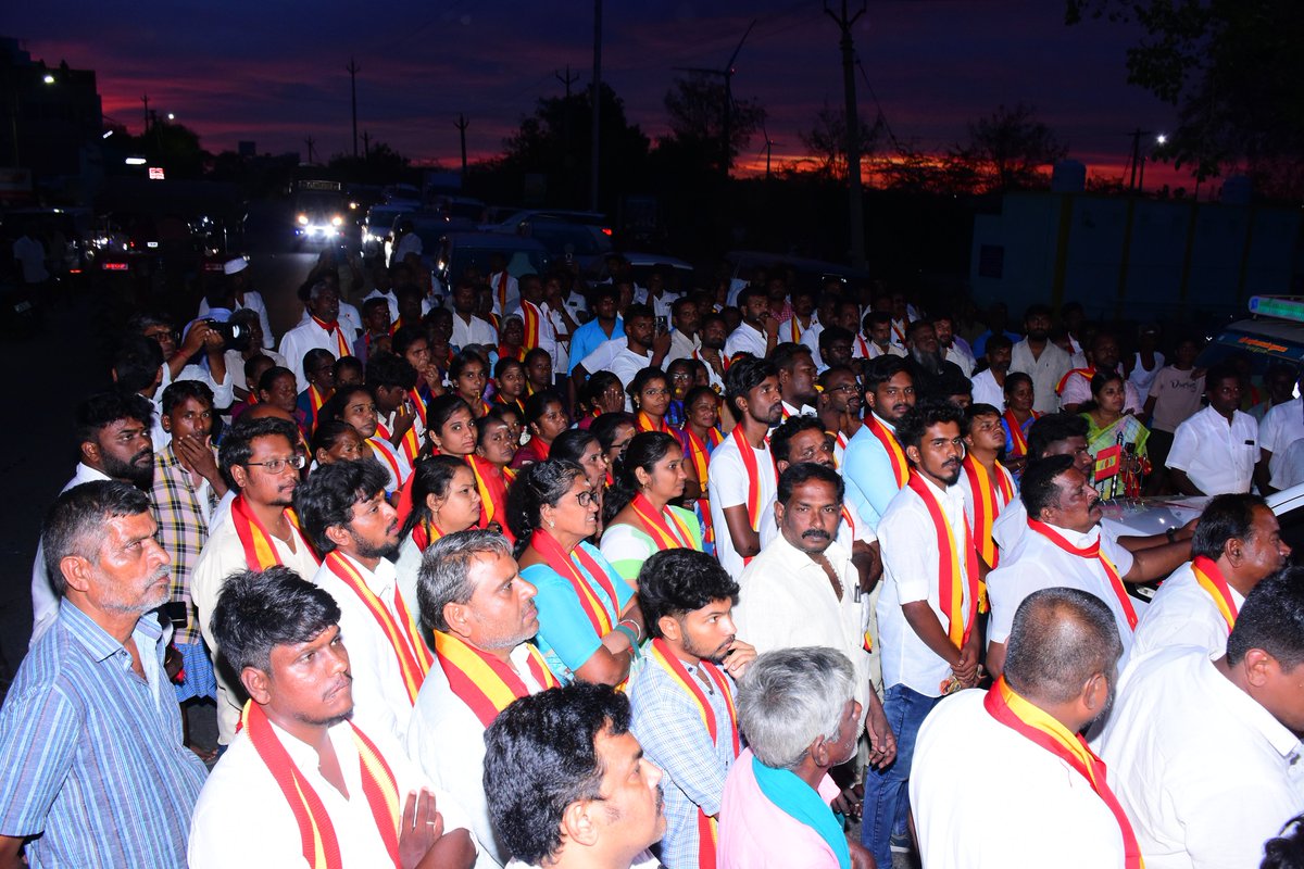 OfficeofminMRV's tweet photo. தாராபுரம் சட்டமன்ற இடைத்தேர்தல் பிரச்சாரத்தின் ஒரு பகுதியாக,இன்று கன்னிவாடி  பகுதியில் மாண்புமிகு வருவாய்த்துறை அமைச்சர்,
அண்ணன் திரு. @KASengottaiyan அவர்களுடனும்,
மாண்புமிகு துணை சபாநாயகர்,திரு.மு.ரவிசங்கர் அவர்களுடனும் இணைந்து, மதச்சார்பற்ற சமூக நீதி வெற்றிக் கூட்டணியின் வெற்றி வேட்பாளர்,திருமதி. P.சத்தியபாமா அவர்களுக்கு வெற்றி சின்னமாம் "விசில்" சின்னத்தில் வாக்குகள் சேகரித்தோம்.

பிரச்சாரம் செய்யும் இடமெல்லாம் தாய்மார்களும், பெரியோர்களும், இளைஞர்களும் எழுச்சியோடு திரண்டு வந்து நமக்கு அளித்த உற்சாக வரவேற்பு,நமது வேட்பாளரின் மாபெரும் வெற்றியை இப்போதே உறுதி செய்துவிட்டது.
#TVK #CMJosephVijay‌