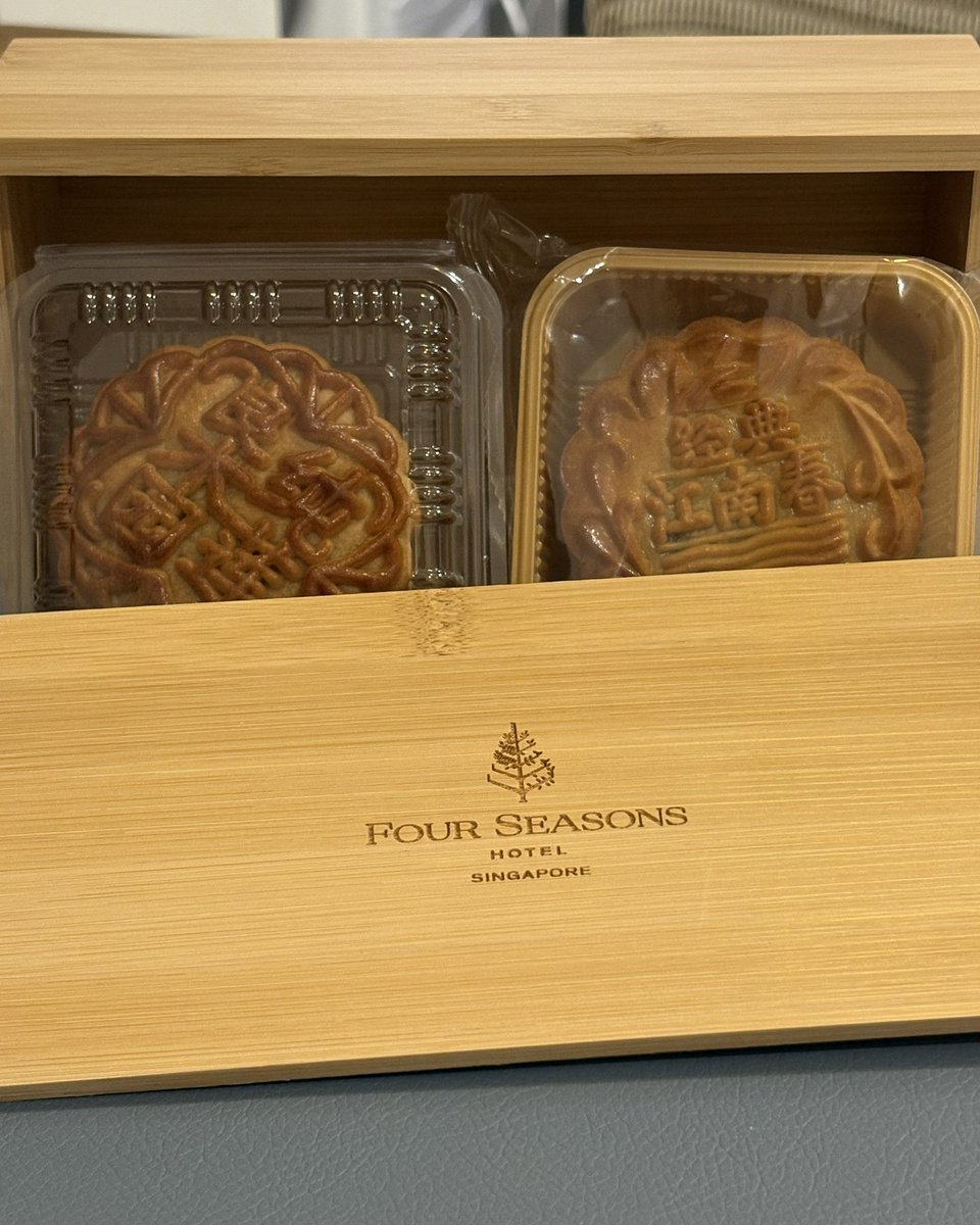 shin23__'s tweet photo. 中秋節で月餅Mooncakeをいただいた🥮 https://t.co/KCffVoy6rR