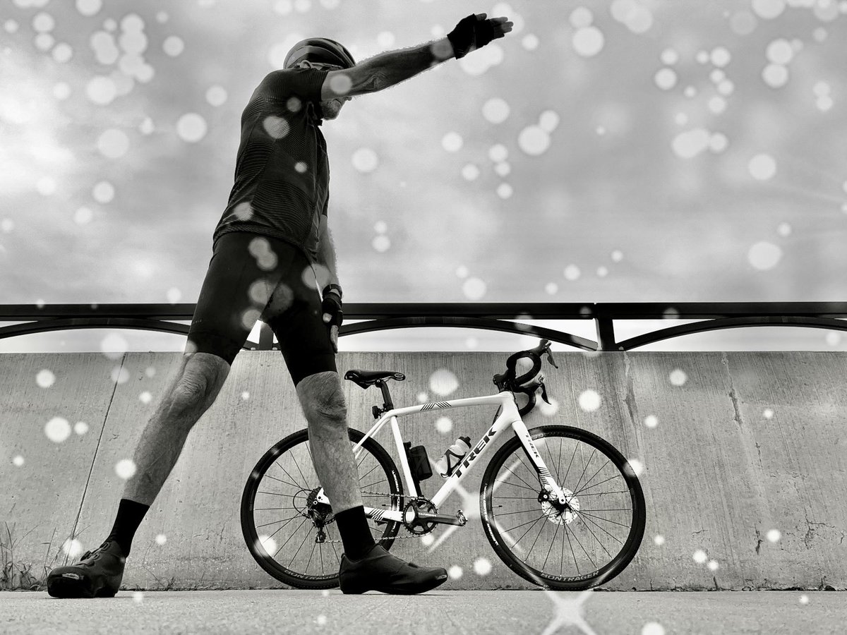 myke237's tweet photo. Friday Rain ☔️
On The Way 🎼 Ride your own story.
#i_walk #i_bike 👣🚲 #trekbikes #kansascity #bontrager #BooneRSL #selleitalia #cycling #bikinglife #michelin #giro #Oakley #twinsix #rideyourownstory https://t.co/0c38qTRJPO
