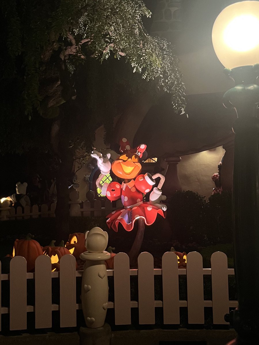 renrenpanchan's tweet photo. ミニーちゃん家のかぼちゃさん🎃
ミニスタのパラソル⛱️
パラソルの中入りたかったから入れてうれしい https://t.co/LBitHnVWHW