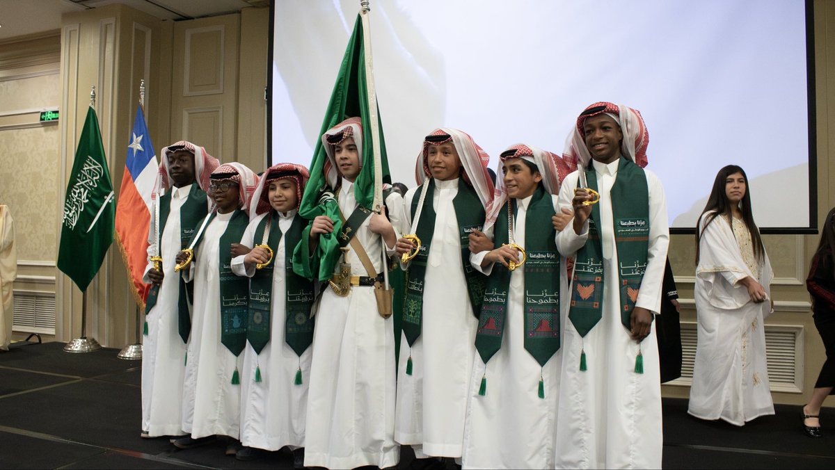 khalidAlsalloom's tweet photo. تشرفتُ بمعية زملائي في سفارة المملكة العربية السعودية لدى جمهورية تشيلي باستقبال ضيوفنا الكرام في احتفال السفارة بمناسبة #اليوم_الوطني_السعودي، بحضور ضيف الشرف معالي وزير الخارجية بالإنابة السيد باتريسيو توريس، ومعالي وزير الثقافة والفنون السيد فرانسيسكو اوندوراقا، ونخبة من المسؤولين والبرلمانيين التشيليين، ورؤساء البعثات الدبلوماسية، والأكاديميين والإعلاميين ورجال الأعمال.
واحتفاءً بهذه المناسبة الوطنية الغالية، تضمن الحفل عروضاً تعكس أصالة التراث والثقافة السعودية، من بينها مشاركة أطفال من تشيلي في أداء النشيد الوطني، والعرضة النجدية وعدد من الفنون الشعبية السعودية، إلى جانب عروض مرئية استعرضت مسيرة المملكة التنموية وما تشهده من نهضة شاملة في مختلف المجالات في ظل رؤية المملكة 2030.
#عزنا بطبعنا  🇸🇦
