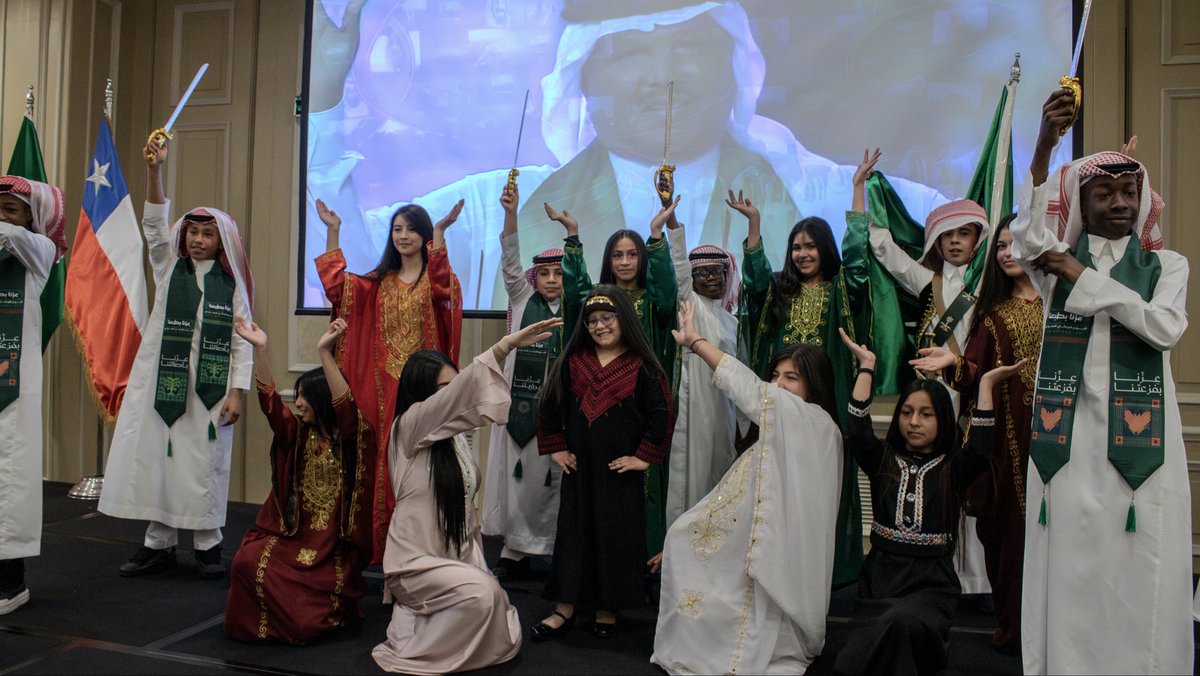 khalidAlsalloom's tweet photo. تشرفتُ بمعية زملائي في سفارة المملكة العربية السعودية لدى جمهورية تشيلي باستقبال ضيوفنا الكرام في احتفال السفارة بمناسبة #اليوم_الوطني_السعودي، بحضور ضيف الشرف معالي وزير الخارجية بالإنابة السيد باتريسيو توريس، ومعالي وزير الثقافة والفنون السيد فرانسيسكو اوندوراقا، ونخبة من المسؤولين والبرلمانيين التشيليين، ورؤساء البعثات الدبلوماسية، والأكاديميين والإعلاميين ورجال الأعمال.
واحتفاءً بهذه المناسبة الوطنية الغالية، تضمن الحفل عروضاً تعكس أصالة التراث والثقافة السعودية، من بينها مشاركة أطفال من تشيلي في أداء النشيد الوطني، والعرضة النجدية وعدد من الفنون الشعبية السعودية، إلى جانب عروض مرئية استعرضت مسيرة المملكة التنموية وما تشهده من نهضة شاملة في مختلف المجالات في ظل رؤية المملكة 2030.
#عزنا بطبعنا  🇸🇦