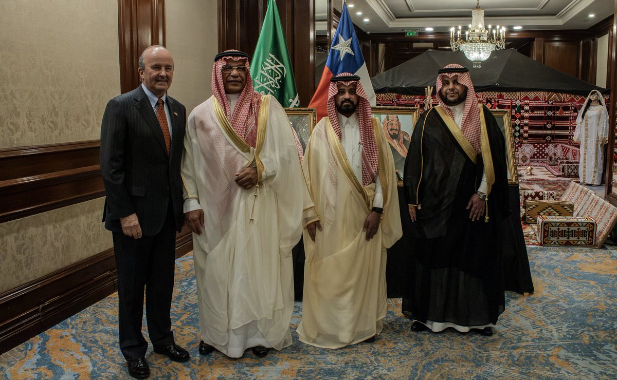 khalidAlsalloom's tweet photo. تشرفتُ بمعية زملائي في سفارة المملكة العربية السعودية لدى جمهورية تشيلي باستقبال ضيوفنا الكرام في احتفال السفارة بمناسبة #اليوم_الوطني_السعودي، بحضور ضيف الشرف معالي وزير الخارجية بالإنابة السيد باتريسيو توريس، ومعالي وزير الثقافة والفنون السيد فرانسيسكو اوندوراقا، ونخبة من المسؤولين والبرلمانيين التشيليين، ورؤساء البعثات الدبلوماسية، والأكاديميين والإعلاميين ورجال الأعمال.
واحتفاءً بهذه المناسبة الوطنية الغالية، تضمن الحفل عروضاً تعكس أصالة التراث والثقافة السعودية، من بينها مشاركة أطفال من تشيلي في أداء النشيد الوطني، والعرضة النجدية وعدد من الفنون الشعبية السعودية، إلى جانب عروض مرئية استعرضت مسيرة المملكة التنموية وما تشهده من نهضة شاملة في مختلف المجالات في ظل رؤية المملكة 2030.
#عزنا بطبعنا  🇸🇦
