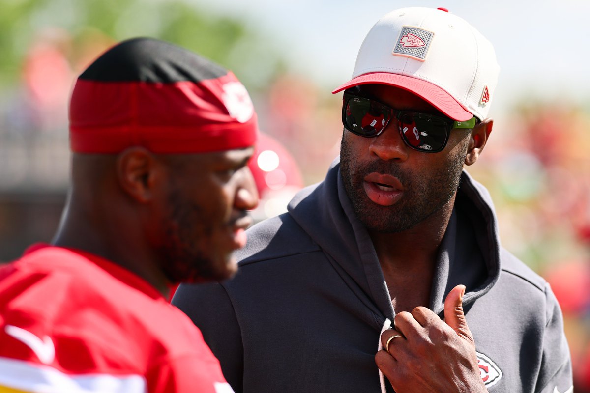 KCChiefs_Matt's tweet photo. Ken Walker has 290 rushing yards through two weeks.

The last time a player recorded 280+ rushing yards through Week 2? 

Chiefs RB Coach DeMarco Murray in 2014! https://t.co/UesdLk2bgP