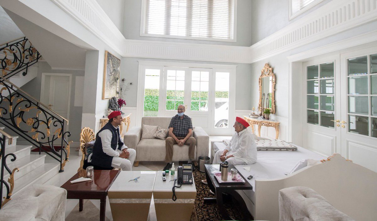 shantanug_'s tweet photo. Pic A: @YadavAkhilesh ji’s personal residence on Vikramaditya Marg, Lucknow — 23,000 sq ft of extreme luxury. Estimated market value: ₹30–40 crore.

Pic B: @myogiadityanath ji’s parents’ home in the remote village of Panchur, Uttarakhand. I have personally visited it.

@RahulGandhi ji, आपके मित्र अखिलेश जी के परिवार ने चार बार उत्तर प्रदेश में सरकार बनाई—और अपने लिए आलीशान घर बनवाया 🏡🏠

योगी आदित्यनाथ की दो बार से सरकार है—उन्होंने लोगों के दिलों में घर बनाया। 🧑‍🧑‍🧒‍🧒💛

Getting the “feeling” of concept of pro-incumbency now?