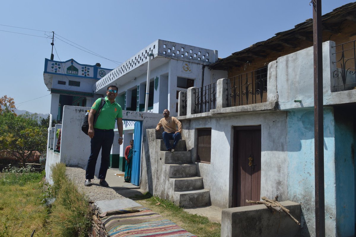 shantanug_'s tweet photo. Pic A: @YadavAkhilesh ji’s personal residence on Vikramaditya Marg, Lucknow — 23,000 sq ft of extreme luxury. Estimated market value: ₹30–40 crore.

Pic B: @myogiadityanath ji’s parents’ home in the remote village of Panchur, Uttarakhand. I have personally visited it.

@RahulGandhi ji, आपके मित्र अखिलेश जी के परिवार ने चार बार उत्तर प्रदेश में सरकार बनाई—और अपने लिए आलीशान घर बनवाया 🏡🏠

योगी आदित्यनाथ की दो बार से सरकार है—उन्होंने लोगों के दिलों में घर बनाया। 🧑‍🧑‍🧒‍🧒💛

Getting the “feeling” of concept of pro-incumbency now?
