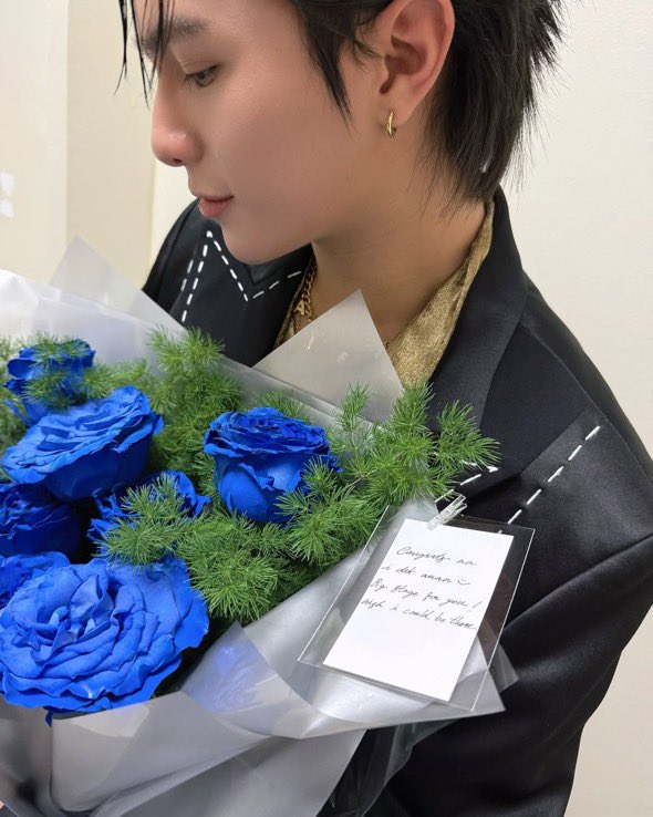 Ppapearl's tweet photo. ถ้านึกถึงวิลเลี่ยมเอสสิ่งนึงที่ไม่พูดถึงไม่ได้เลยคือ ”กุหลาบสีน้ำเงิน“

น้องเอสเคยบอกว่า “ก็เป็นดอกไม้ที่ให้ตลอดแล้วก็ให้คนเดียวไม่ได้ให้ใคร” นี่มาย้อนดูแต่ละครั้งคือความพิเศษมันเพิ่มขึ้นเรื่อยๆจริงๆนะ

ครั้งแรก วิลเลี่ยมเป็นเกสต์แล้วน้องเอสป่วยเข้าโรงพยาบาลพอดีแต่ไม่ลืมที่จะส่งดอกไม้ไปแสดงความยินดี ความพิเศษคือเป็นกุหลาบสีน้ำเงิน (จนหลายคนไปหาความหมายกัน ซึ่งจั๊นเชื่อว่าอ่านแล้วอึ้งกันหมด🫠) ความน่ารักคือ น้องเอสคอยถามผจกตลอดว่าน้องขึ้นยัง พอเสร็จก็มาคอลคุยกัน((แล้ววิลเลี่ยมคือไม่ยอมวางดอกไม้เลยมั้ง เห็นมาจากกล้องใครฮีก็ถืออยู่งั้น))

ครั้งที่สอง คอนวงโคตรจะพิเศษใส่ไข่คือน้องเอสมีมา 2 ช่อจ้าา ช่อแรกให้วง แต่อีกช่อคือของวิลเลี่ยม ซึ่งเป็นกุหลาบน้ำเงินเหมือนเดิม มี 9 ดอก ชีบอกให้ไปหาความหมายเอาเอง แต่สิ่งที่คันหัวสุดๆคือเรื่องการ์ด ตอนน้องเอสบอกการ์ดหาย แล้ววิลเลี่ยมบอกว่าวิลเลี่ยมเก็บ ((เก็บไวมาก)) แต่น้องเอสขยิบตาส่งซิกจนวิลเลี่ยมอ๋อละตามน้ำไปว่าการ์ดหาย นี่แบบเห้ยในการ์ดเขียนไรน้อคนอื่นถึงเห็นไม่ได้อ่ะครั้งก่อนก็ยังเห็นได้อยู่เลย ((วงเขวเข้ม อาจจะเขียนว่า ยินดีด้วยนะครับที่รัก แฟนเค้าเก่งที่สุดเลย💘))

และครั้งล่าสุดนี่โคตรจะพิเศษใส่ไข่สองฟอง กุหลาบสีน้ำเงินเหมือนเดิมสำหรับคนพิเศษคนเดิม แต่ที่ไม่เหมือนเดิมคือครั้งนี้น้องเอสจัดช่อเองอะไรเอง((น่ารักมาก😭)) อันนี้ไม่ต้องขยายความอะไรเยอะ เพราะทุกขั้นตอนตั้งแต่การเลือกดอกไม้ยันห่อช่อ มันคือความตั้งใจ ความใส่ใจที่มีไว้ให้วิลเลี่ยมคนเดียว🫠

*ในทางฝั่งยุโรป กุหลาบสีน้ำเงินถูกยกให้เป็น สัญลักษณ์แห่งความรักที่ไม่มีใครมาแทนที่ได้ หรือความรักที่เหนือธรรมดา 

**แต่สำหรับจั๊นกุหลาบน้ำเงินกลายเป็นสัญลักษณ์ของความรักของวิลเลี่ยมเอสไปแล้ว💙