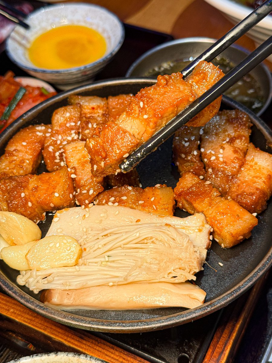 Janniwa's tweet photo. บะหมี่มันปู KaoKaoBom จึ้งจริงงงงง ละเซตละ 199.- ได้ทั้งเครื่องเคียง ทั้งน้ำรีฟิล คลุกเส้นราดน้ำจิ้มซีฟู้ด เอาจริงหายคิดถึงเซี่ยงไฮ้เลยย ร้านฮิตมากๆในสยาม คนเยอะตลอด แต่รันคิวเร็ว เซตปิ้งย่างเกาหลีก็ไม่ถึงสองร้อย ร้านสายสืบปะเนี่ยยย https://t.co/8dHNThPSgo