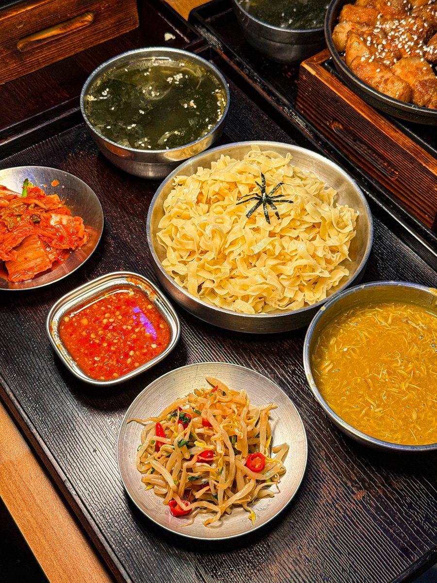Janniwa's tweet photo. บะหมี่มันปู KaoKaoBom จึ้งจริงงงงง ละเซตละ 199.- ได้ทั้งเครื่องเคียง ทั้งน้ำรีฟิล คลุกเส้นราดน้ำจิ้มซีฟู้ด เอาจริงหายคิดถึงเซี่ยงไฮ้เลยย ร้านฮิตมากๆในสยาม คนเยอะตลอด แต่รันคิวเร็ว เซตปิ้งย่างเกาหลีก็ไม่ถึงสองร้อย ร้านสายสืบปะเนี่ยยย https://t.co/8dHNThPSgo