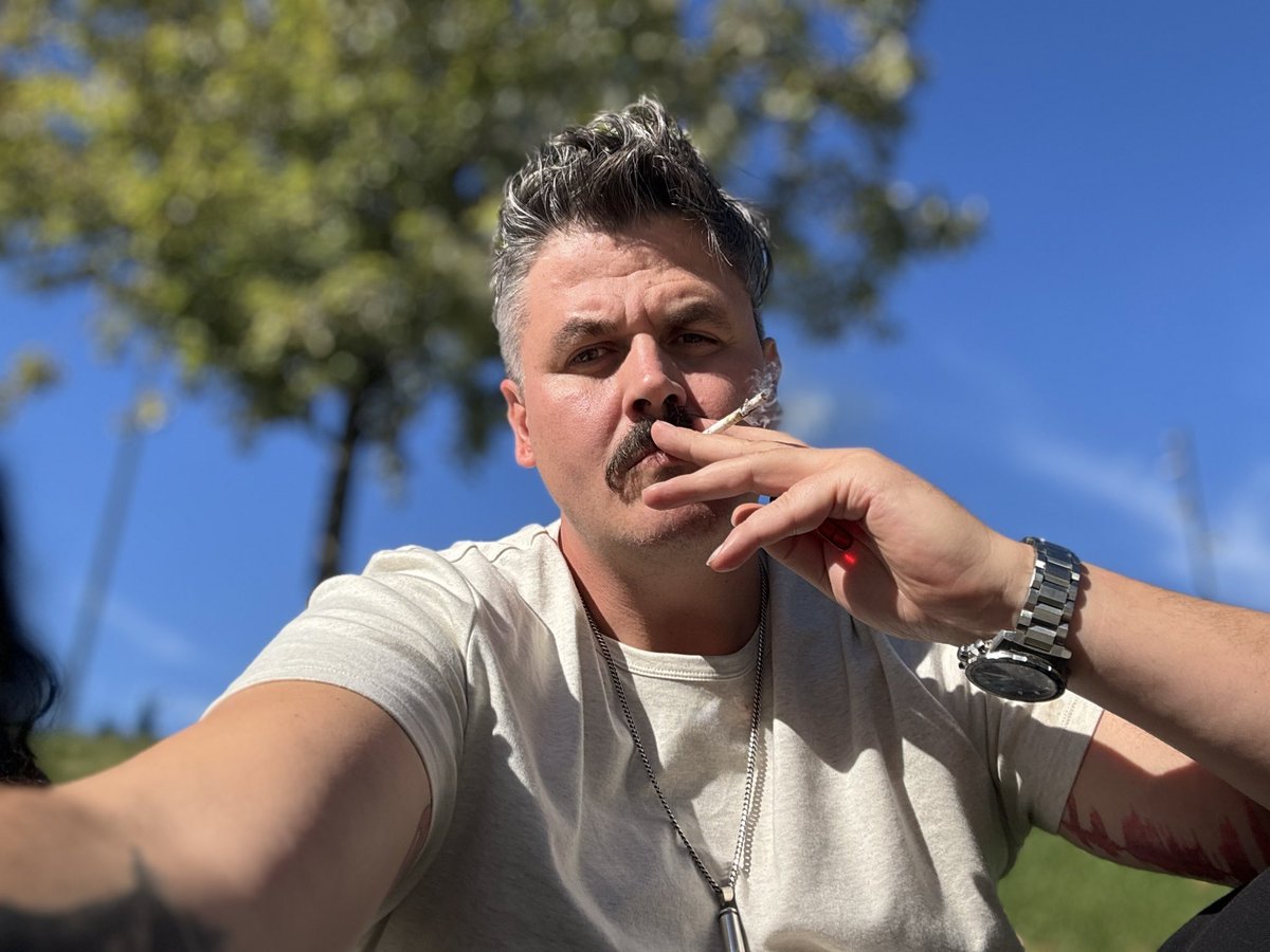 FastingFake's tweet photo. 🚬#TragicMic🎙️be Makavelining™️ https://t.co/IYVnYz3XmN