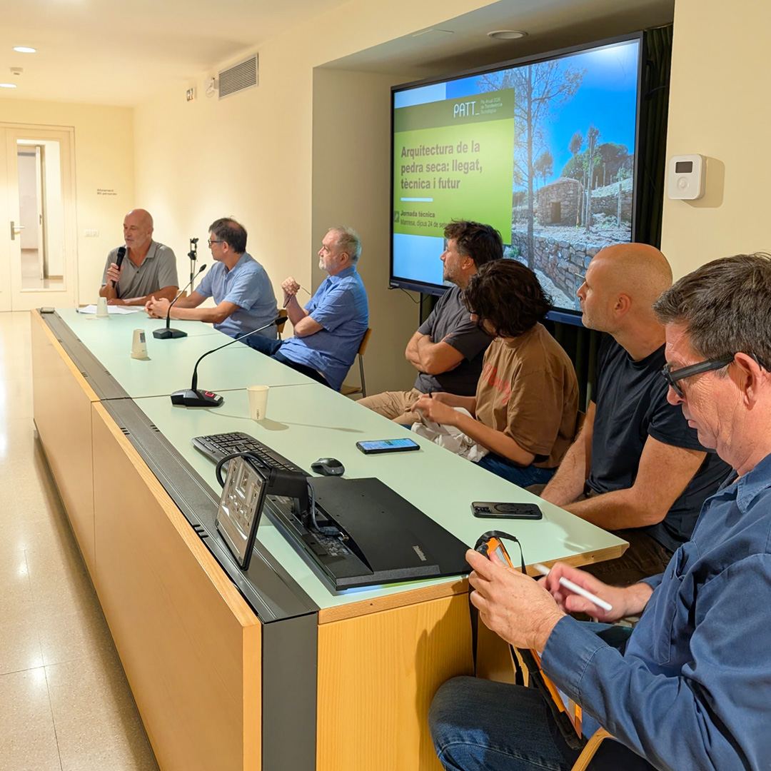 Coac_CC's tweet photo. Aquest dimecres, el Casino de Manresa va acollir una jornada, organitzada pel @Coac_CC i la @dopladebages, que va reunir professionals per reflexionar sobre el valor patrimonial, arquitectònic i contemporani de la pedra seca, a través de diverses conferències i una taula rodona. https://t.co/wDE9IsciOZ