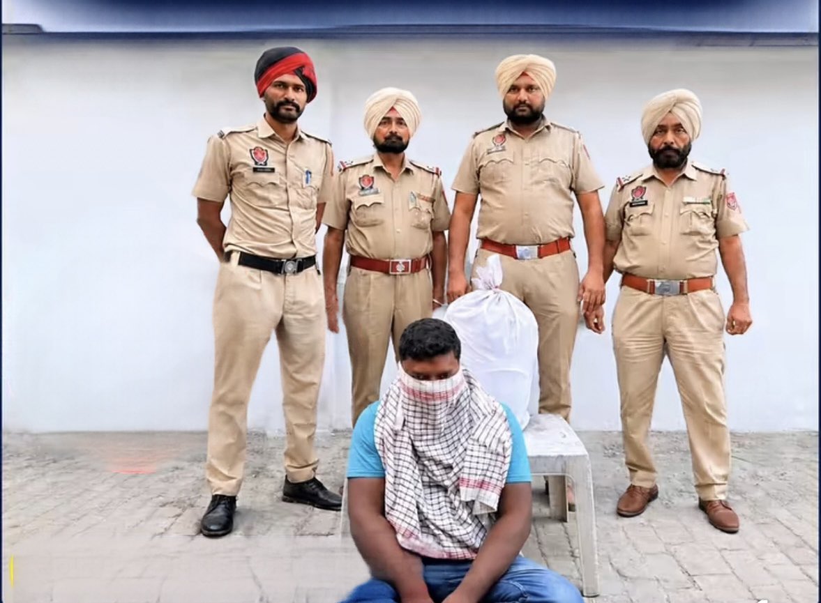 sasnagarpolice's tweet photo. Under the “Yudh Nashian Virudh” campaign, SAS Nagar Police has taken strict action against drug smuggler and arrested an accused and recovered 06 kg of ganja from his Possession.
#YudhNashianVirudh
#ActionAgainstDrugs
#NashaMuktPunjab
#mohalipolice #punjabpolice https://t.co/YkLJN6ISkF