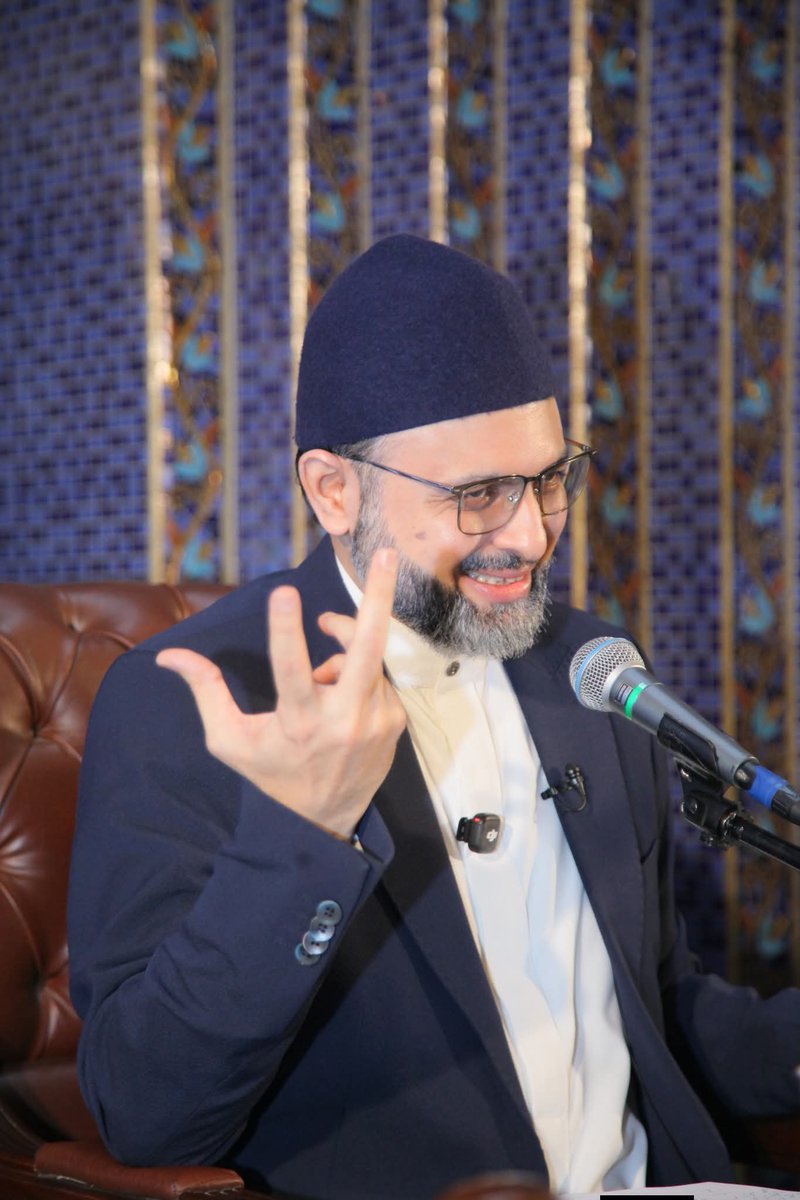 DrHassanQadri's tweet photo. سیدنا غوث اعظم رضی اللہ عنہ کی تعلیمات تزکیہ نفس پر زور دیتی ہیں: پروفیسر ڈاکٹر حسن محی الدین قادری کا جامع شیخ الاسلام میں اجتماعِ جمعہ سے خطاب 

لاہور: چیئرمین سپریم کونسل منہاج القرآن انٹرنیشنل پروفیسر ڈاکٹر حسن محی الدین قادری نے جامع شیخ الاسلام ماڈل ٹاؤن لاہور میں جمعۃ المبارک کے عظیم الشان اجتماع سے خطاب کرتے ہوئے کہا کہ سیدنا غوث الاعظم شیخ عبدالقادر جیلانی رضی اللہ عنہ کی تعلیمات تزکیہ نفس اور اصلاح احوال پر زور دیتی ہیں، سوسائٹی کی اصلاح سے پہلے باطن کی اصلاح ضروری ہے۔

حلال رزق ضرورت زندگی بھی ہے مگر اس کے ساتھ ساتھ تطہیر قلب کے لئے بھی طیب اور حلال رزق بنیادی شرط ہے۔ انہوں نے اپنے خطاب میں کہا کہ سیدنا غوث الاعظم رضی اللہ عنہ اپنے وقت کے متبحر فقیہ، محدث، مفسر،شارح سیرت طیبہﷺ اور اللہ کے ولی تھے۔ آپ رضی اللہ عنہ نے عمر بھر خدمت خلق، رزق حلال کو عبادت سمجھا اور یہی تعلیم عام کی۔

پروفیسر ڈاکٹر حسن محی الدین قادری نے کہا کہ آپ رضی اللہ عنہ کی تعلیمات ہیں کہ بندہ اپنے جملہ معاملات کو شریعت کے مطابق انجام دے۔ اگر انسان نماز پڑھتا ہے، خیرات کرتاہے مگر اس کا رزق حلال نہیں اور وہ دوسروں کی حلق تلفی کرتا ہے، حقوق العباد کے معاملے میں کوتاہیوں کا مرتکب ہوتا ہے تو یہ اعمال اس کے لئے نفع بخش نہیں رہیں گے، ایسے احباب کو اپنے معاملات کا محاسبہ کرتے رہنا چاہیے کہ کہیں ان کے کسی عمل سے کوئی دل تو نہیں دکھ رہے؟۔

انہوں نے کہا کہ کامل بندگی یہ ہے کہ انسان اپنے دل کے آئینے کو ہر قسم کے تعصبات، تعیشات اور فواحشات سے پاک رکھے۔ ظاہری عبادات کے ساتھ باطن کی پاکیزگی، نیت کا اخلاص اور کردار کی اصلاح بھی ضروری ہے۔ انہوں نے کہا کہ بندگی اور حقیقی کامیابی یہ ہے کہ انسان کا ظاہر وباطن تضادات سے پاک ہو۔

چیئرمین سپریم کونسل منہاج القرآن انٹرنیشنل نے کہا کہ اگر ہم معاشرے کی اصلاح چاہتے ہیں تو اس کا آغاز اپنے باطن کی اصلاح سے کریں۔ پہلے تبدیلی اندر لائیں جب انسان کا اندر بدل جائے گا تو باہر کے ماحول کو بدلنا آسان ہو جائے گا۔ جب ایک فرد اپنے نفس کی اصلاح کرتا ہے تو اس کوشش کے اثرات و ثمرات خاندان اور معاشرہ کے دیگر افراد تک بھی پہنچتے ہیں۔

نماز جمعۃ المبارک ادا کرنے کے بعد چیئرمین سپریم کونسل سے مختلف علاقوں اور شہروں سے آئے ہوئے وفود نے ملاقات کی۔