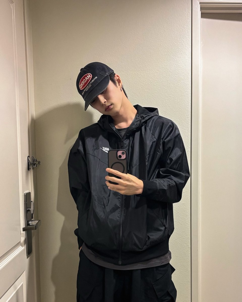 crushonxu's tweet photo. ซึงฮันเซลฟี่หน้ากระจก+all black คือหล่อครับพี่ ดีครับผม https://t.co/SiUKbQK7O3