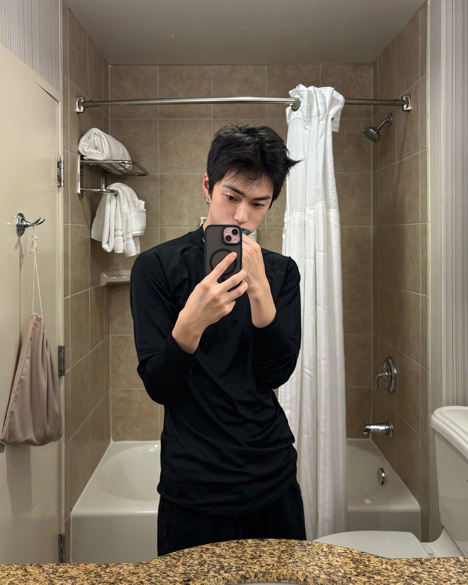 crushonxu's tweet photo. ซึงฮันเซลฟี่หน้ากระจก+all black คือหล่อครับพี่ ดีครับผม https://t.co/SiUKbQK7O3