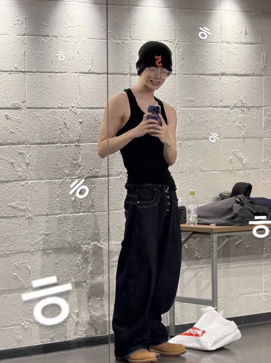 crushonxu's tweet photo. ซึงฮันเซลฟี่หน้ากระจก+all black คือหล่อครับพี่ ดีครับผม https://t.co/SiUKbQK7O3