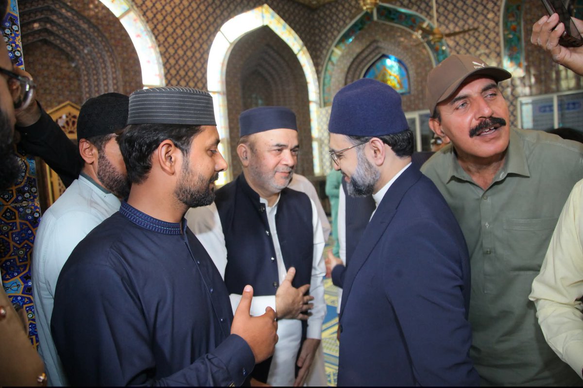 DrHassanQadri's tweet photo. سیدنا غوث اعظم رضی اللہ عنہ کی تعلیمات تزکیہ نفس پر زور دیتی ہیں: پروفیسر ڈاکٹر حسن محی الدین قادری کا جامع شیخ الاسلام میں اجتماعِ جمعہ سے خطاب 

لاہور: چیئرمین سپریم کونسل منہاج القرآن انٹرنیشنل پروفیسر ڈاکٹر حسن محی الدین قادری نے جامع شیخ الاسلام ماڈل ٹاؤن لاہور میں جمعۃ المبارک کے عظیم الشان اجتماع سے خطاب کرتے ہوئے کہا کہ سیدنا غوث الاعظم شیخ عبدالقادر جیلانی رضی اللہ عنہ کی تعلیمات تزکیہ نفس اور اصلاح احوال پر زور دیتی ہیں، سوسائٹی کی اصلاح سے پہلے باطن کی اصلاح ضروری ہے۔

حلال رزق ضرورت زندگی بھی ہے مگر اس کے ساتھ ساتھ تطہیر قلب کے لئے بھی طیب اور حلال رزق بنیادی شرط ہے۔ انہوں نے اپنے خطاب میں کہا کہ سیدنا غوث الاعظم رضی اللہ عنہ اپنے وقت کے متبحر فقیہ، محدث، مفسر،شارح سیرت طیبہﷺ اور اللہ کے ولی تھے۔ آپ رضی اللہ عنہ نے عمر بھر خدمت خلق، رزق حلال کو عبادت سمجھا اور یہی تعلیم عام کی۔

پروفیسر ڈاکٹر حسن محی الدین قادری نے کہا کہ آپ رضی اللہ عنہ کی تعلیمات ہیں کہ بندہ اپنے جملہ معاملات کو شریعت کے مطابق انجام دے۔ اگر انسان نماز پڑھتا ہے، خیرات کرتاہے مگر اس کا رزق حلال نہیں اور وہ دوسروں کی حلق تلفی کرتا ہے، حقوق العباد کے معاملے میں کوتاہیوں کا مرتکب ہوتا ہے تو یہ اعمال اس کے لئے نفع بخش نہیں رہیں گے، ایسے احباب کو اپنے معاملات کا محاسبہ کرتے رہنا چاہیے کہ کہیں ان کے کسی عمل سے کوئی دل تو نہیں دکھ رہے؟۔

انہوں نے کہا کہ کامل بندگی یہ ہے کہ انسان اپنے دل کے آئینے کو ہر قسم کے تعصبات، تعیشات اور فواحشات سے پاک رکھے۔ ظاہری عبادات کے ساتھ باطن کی پاکیزگی، نیت کا اخلاص اور کردار کی اصلاح بھی ضروری ہے۔ انہوں نے کہا کہ بندگی اور حقیقی کامیابی یہ ہے کہ انسان کا ظاہر وباطن تضادات سے پاک ہو۔

چیئرمین سپریم کونسل منہاج القرآن انٹرنیشنل نے کہا کہ اگر ہم معاشرے کی اصلاح چاہتے ہیں تو اس کا آغاز اپنے باطن کی اصلاح سے کریں۔ پہلے تبدیلی اندر لائیں جب انسان کا اندر بدل جائے گا تو باہر کے ماحول کو بدلنا آسان ہو جائے گا۔ جب ایک فرد اپنے نفس کی اصلاح کرتا ہے تو اس کوشش کے اثرات و ثمرات خاندان اور معاشرہ کے دیگر افراد تک بھی پہنچتے ہیں۔

نماز جمعۃ المبارک ادا کرنے کے بعد چیئرمین سپریم کونسل سے مختلف علاقوں اور شہروں سے آئے ہوئے وفود نے ملاقات کی۔