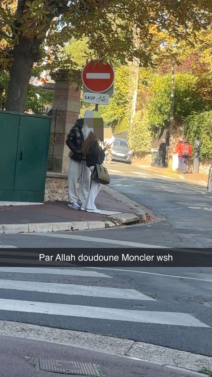 Zakk_956's tweet photo. Doudoune Moncler sous 30 degrés https://t.co/FF80MhlhE8
