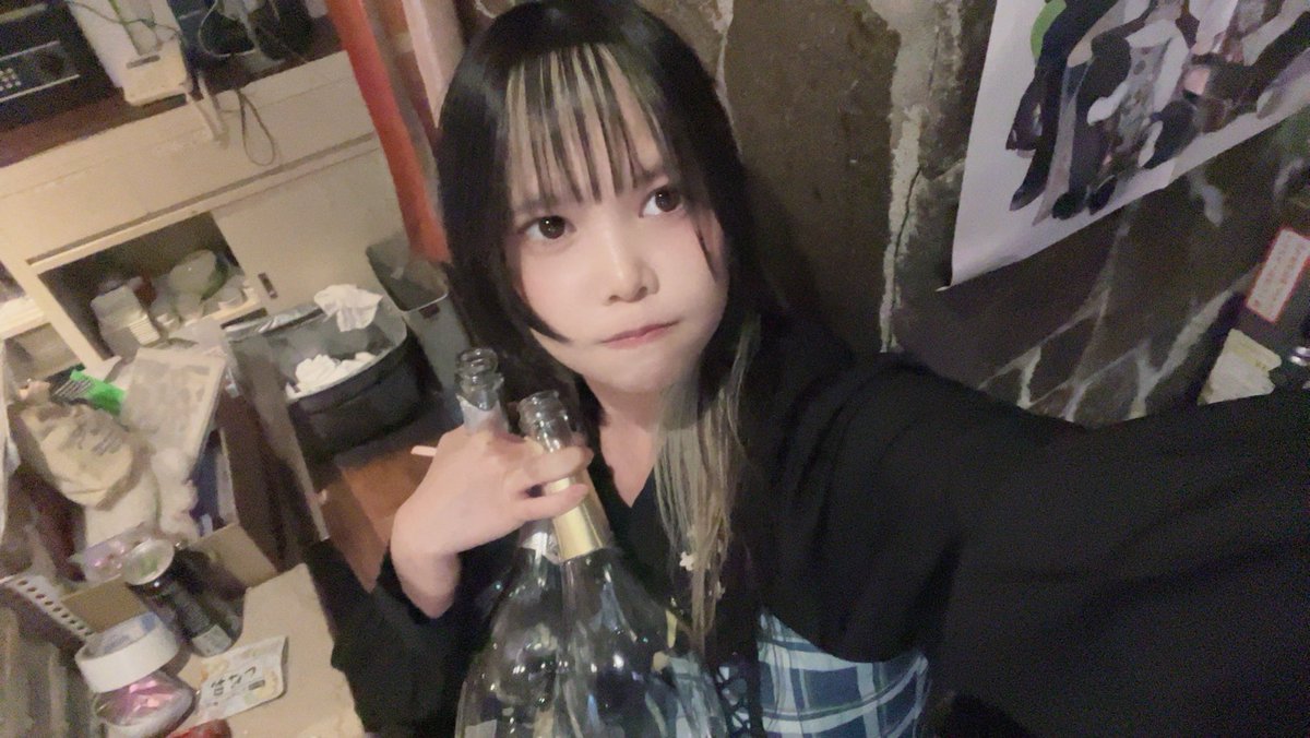 chelsea__guild's tweet photo. 沢山ありがとう〜🥺✨
みんなと写真撮ったど！(たぶん)
明日載せるね〜(｢･ω･)｢

今日のタイムリーはみやちゃんのホクロ特典とシャンパン見て泣いてるオタクかな🥳

楽しい時間をいつもありがとう☺️ https://t.co/1vR4KiJZeL