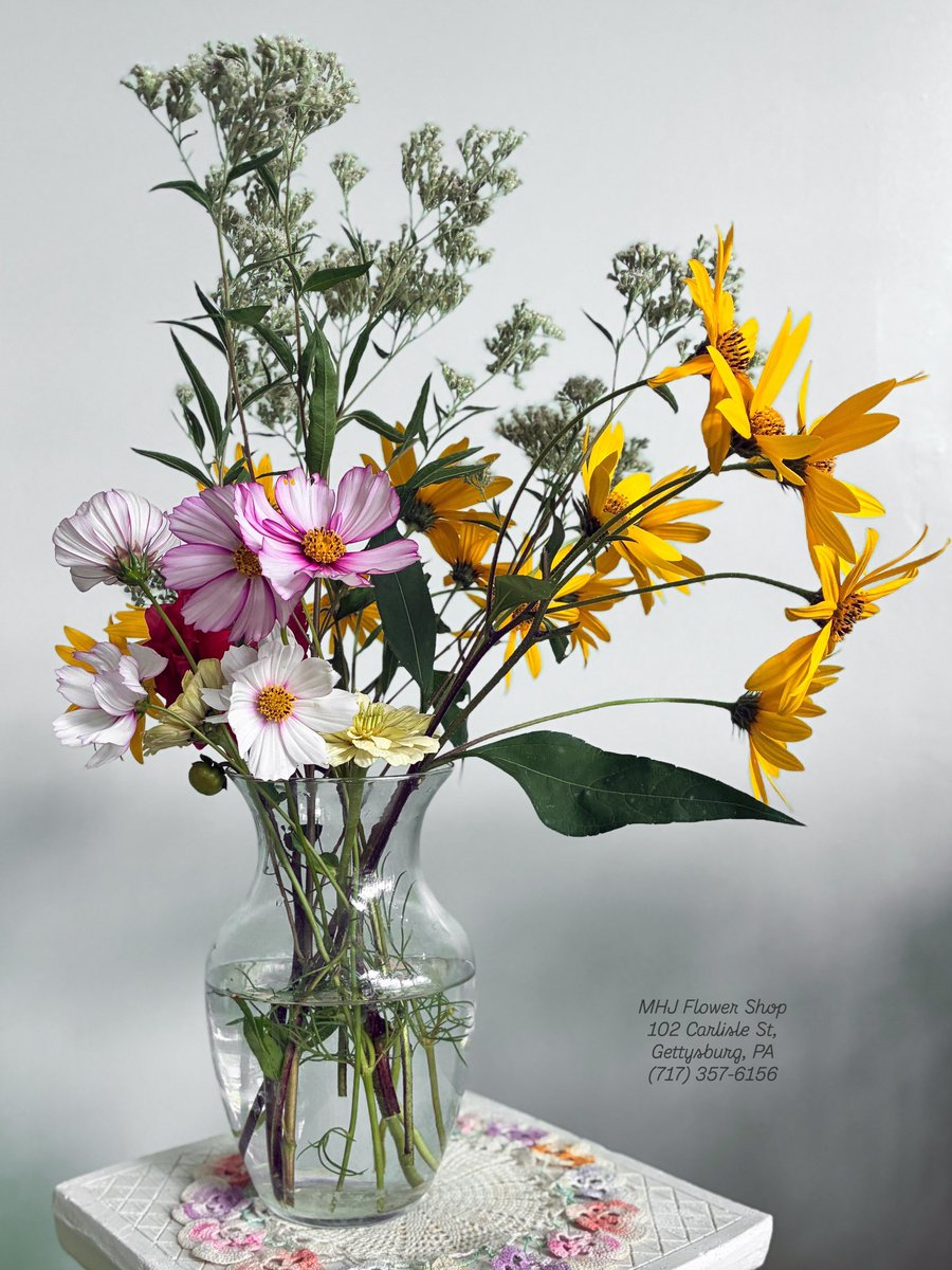 MHJGardenDesign's tweet photo. While the #sunchokes are the star of the show for this #MHJFlowerShop bouquet🌼 it's the late boneset which is the quiet backbone of this #floralarrangement.

Sweetly scented &amp; great for attracting pollinators, this #nativeflower is a fab addition to any garden!

#FlowersOnFriday https://t.co/KIQpT0JqU6