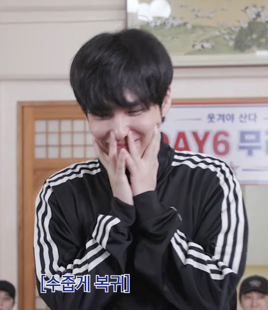 damukjaclub6's tweet photo. 이분 좋아하는사람 이름말하기로 룰 잘못아신거아냐? 표정 먼데 ㅋㅋ https://t.co/yxJc8lCx0a
