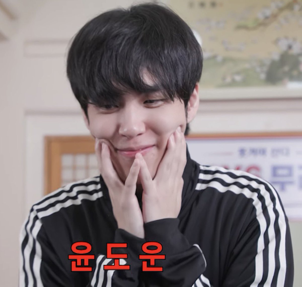 damukjaclub6's tweet photo. 이분 좋아하는사람 이름말하기로 룰 잘못아신거아냐? 표정 먼데 ㅋㅋ https://t.co/yxJc8lCx0a