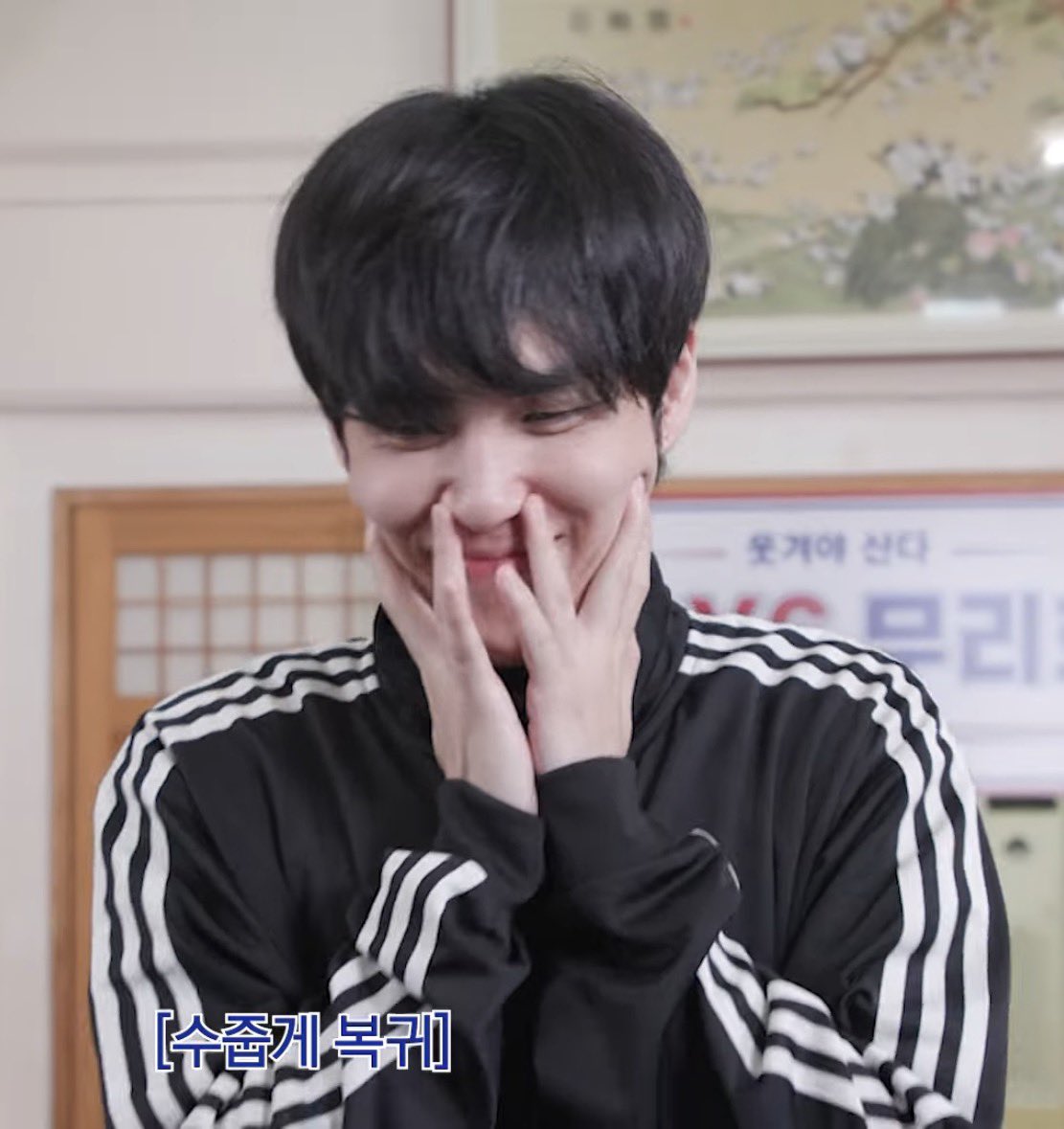 damukjaclub6's tweet photo. 이분 좋아하는사람 이름말하기로 룰 잘못아신거아냐? 표정 먼데 ㅋㅋ https://t.co/yxJc8lCx0a